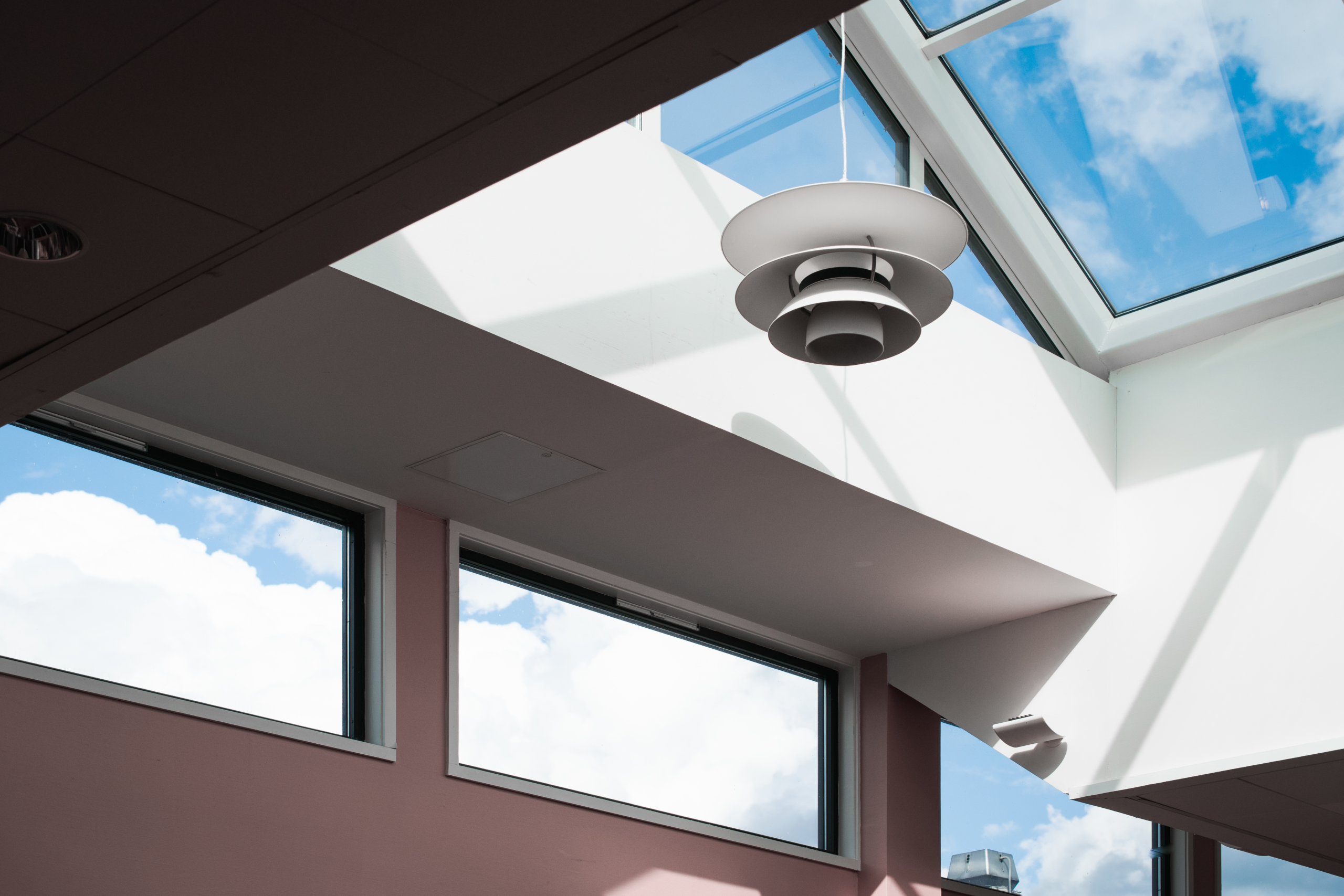 ¿Cómo transforman los domos tus espacios con luz natural?