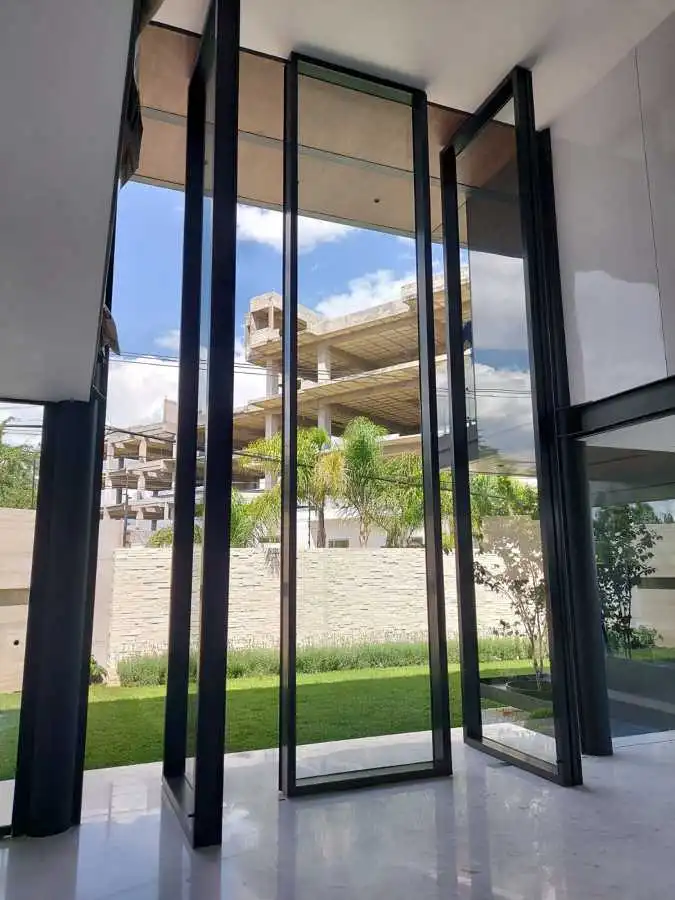 puertas descentradas de aluminio negro y cristal templado de 6 00 m de alto 876115
